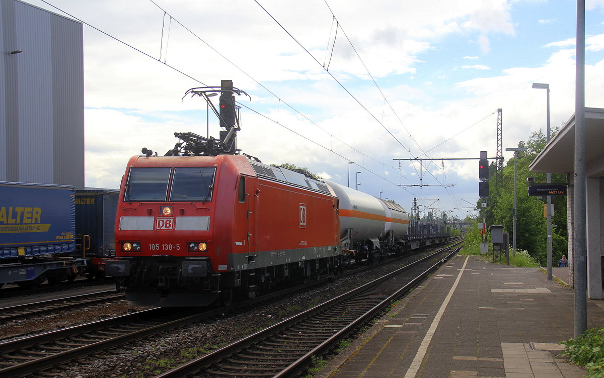 185 138-5 DB kommt mit einem gemischten Güterzug aus Richtung Krefeld und fährt durch Duisburg-Rheinhausen-Ost in Richtung Duisburg-Hochfeld-Süd.
Aufgenommen vom Bahnsteig in Duisburg-Rheinhausen-Ost. 
Bei Sonne und Regenwolken am Nachmittag vom 30.4.2018.