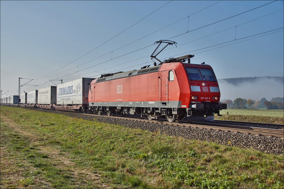 185 145-0 ist am 10.10.2018 mit einen Aufliegerzug in Richtung Norden unterwegs,gesehen bei Retzbach-Zellingen.