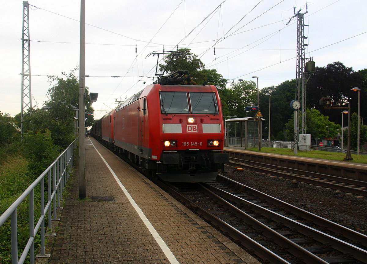 185 145-0 und eine weiteren 185er beide von DB  kommen die Kohlscheider-Rampe hoch aus Richtung Neuss,Herzogenrath mit einem langen Audi-VW-Zug aus Osnabrück nach Kortenberg-Goederen(B) und faren durch Kohlscheid und fuhren in Richtung Richterich,Laurensberg,Aachen-West. 
Aufgenommen vom Bahnsteig 2 in Kohlscheid.
Am Abend vom 16.6.2016. 