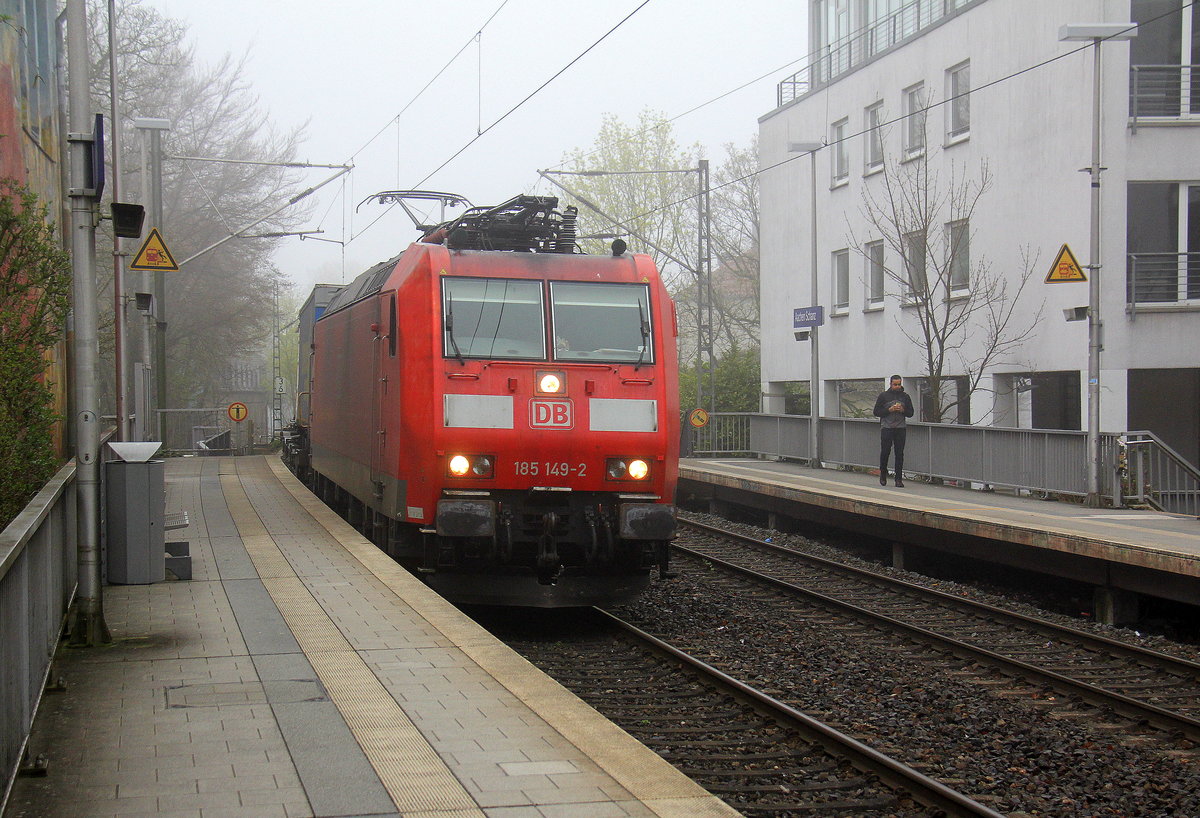 185 149-2 DB  kommt aus Richtung Aachen-West mit einem LKW-Zug aus Zeebrugge-Vorming(B) nach Novara- Boschetto(I) und fährt durch Aachen-Schanz in Richtung Aachen-Hbf,Aachen-Rothe-Erde,Stolberg-Hbf(Rheinland)Eschweiler-Hbf,Langerwehe,Düren,Merzenich,Buir,Horrem,Kerpen-Köln-Ehrenfeld,Köln-West,Köln-Süd. 
Aufgenommen vom Bahnsteig von Aachen-Schanz.
Am Morgen vom 12.4.2018.