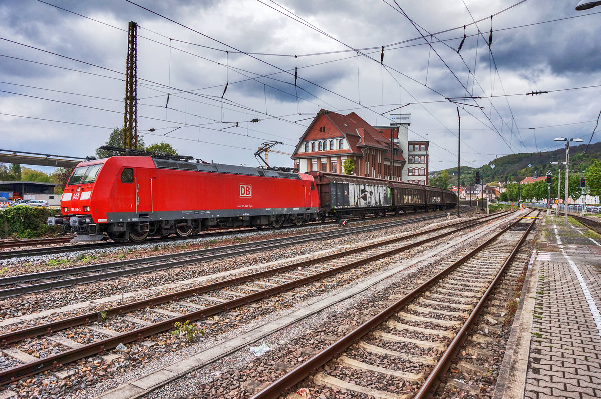 185 149-2 durchfährt mit einem Güterzug den Bahnhof Weinheim (Bergstr) in Richtung Süden.
Aufgenommen am 18.4.2017.