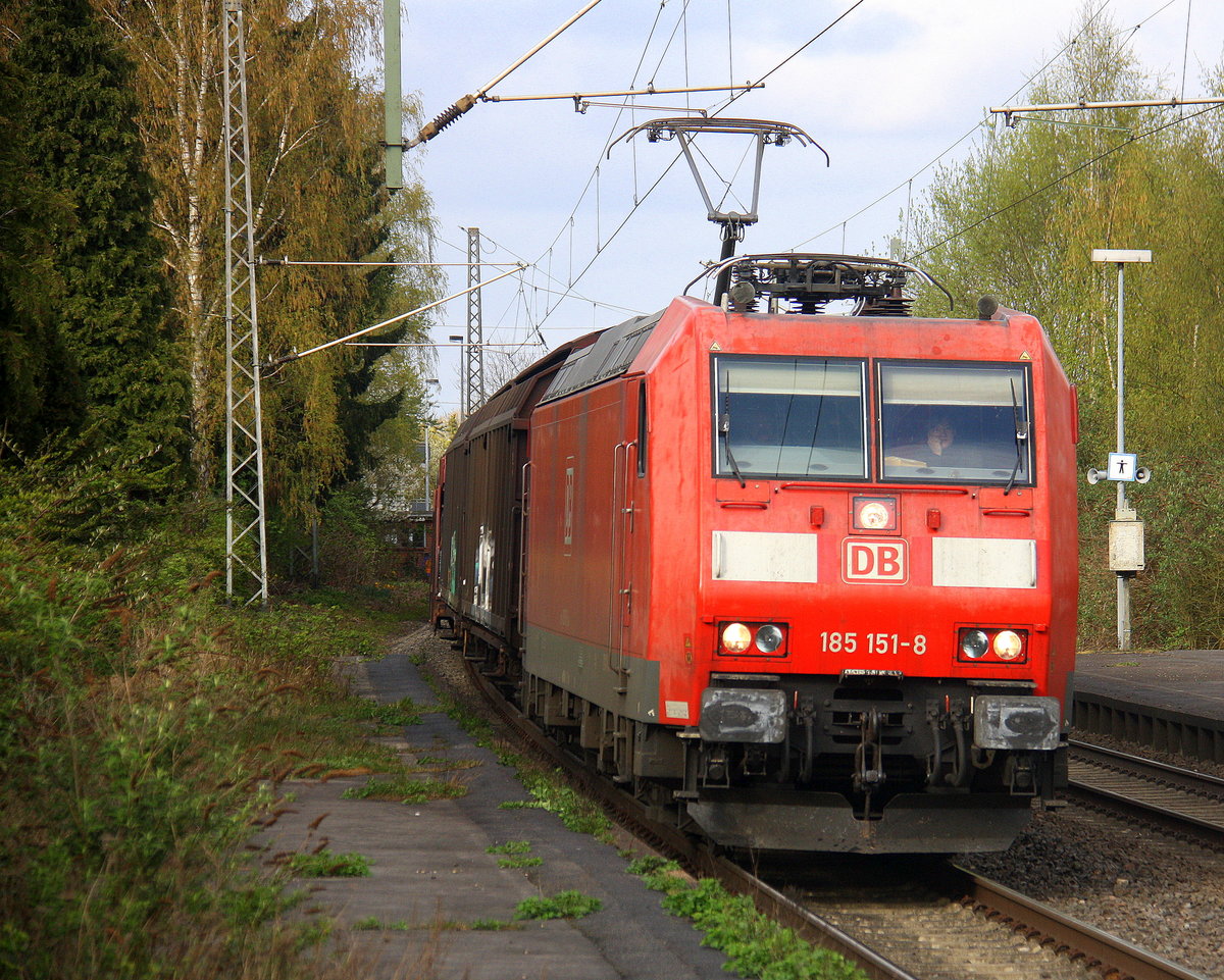 185 151-8 DB kommt mit einem Audi-VW-Skoda-Zug aus Osnabrück nach Kortenberg-Goederen(B) und kommt aus Richtung Mönchengladbach-Hbf,Rheydt-Hbf,Wickrath,Beckrath,Herrath und fährt durch Erkelenz in Richtung Baal,Hückelhoven-Baal,Brachelen,Lindern,Süggerrath,Geilenkirchen,Frelenberg,Zweibrüggen,Übach-Palenberg,Rimburg,Finkenrath,Hofstadt,Herzogenrath, Kohlscheid,Richterich,Laurensberg,Aachen-West. Aufgenommen vom Bahnsteig 1 in Erkelenz. Bei schönem Sonnenschein am Nachmittag vom 6.4.2017.