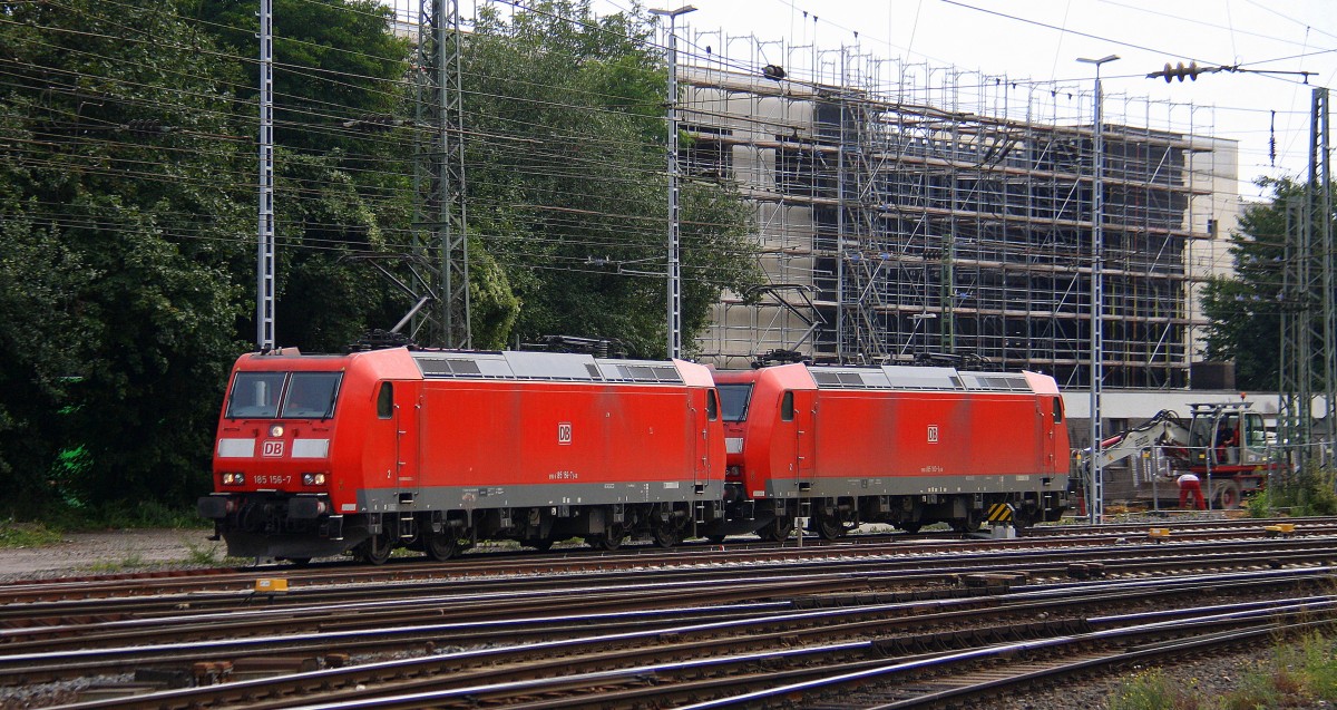 185 156-7 und 185 183-1 bei der von DB  rangiern in Aachen-West.
Aufgenommen vom Bahnsteig in Aachen-West bei Sommerwetter am 6.8.2014. 
