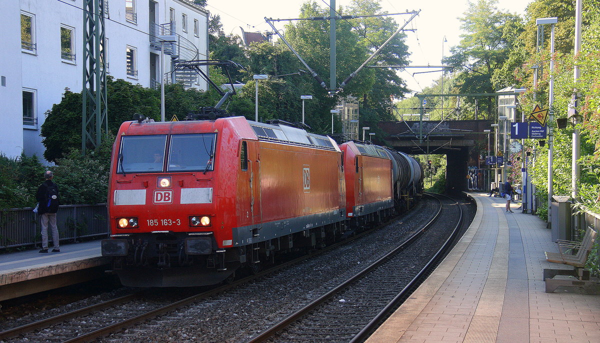 185 163-3 und 185 193-0 beide von DB  kommen aus Richtung Köln,Aachen-Hbf und fahren durch Aachen-Schanz in Richhtung Aachen-West mit einem Ölleerzug aus  Basel-SBB(CH) nach Antwerpen-Petrol(B).
Aufgenommen vom Bahnsteig von Aachen-Schanz. 
Bei Sommerwetter am  Morgen vom 18.7.2017.