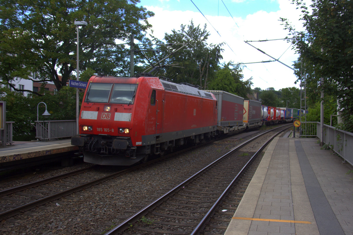 185 165-8 DB  kommt aus Richtung Aachen-West mit einem LKW-Zug aus Zeebrugge-Vorming(B) nach Novara-Boschetto(I) und fährt durch Aachen-Schanz in Richtung Aachen-Hbf,Aachen-Rothe-Erde,Stolberg-Hbf(Rheinland)Eschweiler-Hbf,Langerwehe,Düren,Merzenich,Buir,Horrem,Kerpen-Köln-Ehrenfeld,Köln-West,Köln-Süd. 
Aufgenommen vom Bahnsteig von Aachen-Schanz. 
Bei Sommerwetter am Nachmittag vom 18.7.2018.