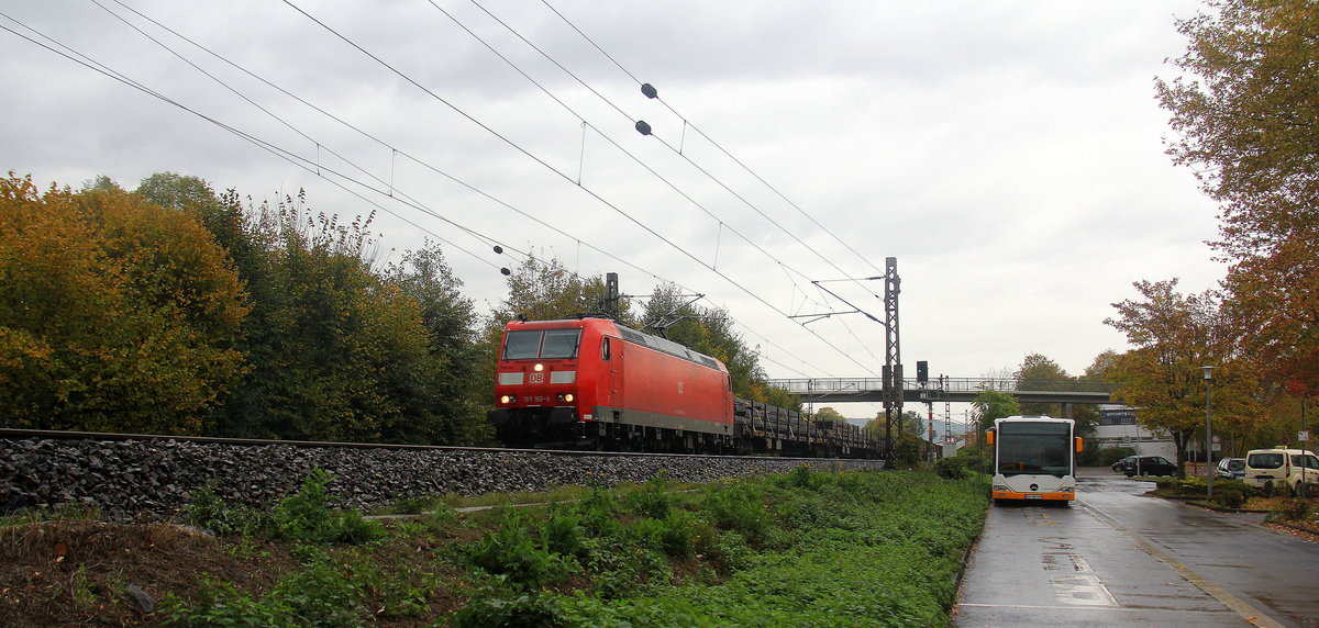 185 166-6 DB kommt aus Richtung Koblenz mit einem gemischten Güterzug aus Süden nach Köln-Gremberg und fährt durch Bad-Honnef am Rhein in Richtung Köln. 
Aufgenommen auf der Rechten Rheinstrecke in Bad-Honnef(am Rhein).
Bei Regenwetter am Nachtmittag vom 1.11.2018.