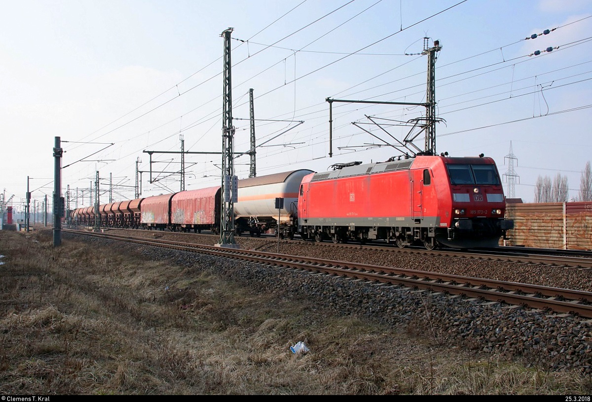 185 173-2 DB als (umgeleiteter?) gemischter Gz fährt in Halle-Kanena auf der Bahnstrecke Magdeburg–Leipzig (KBS 340) Richtung Leipzig. [25.3.2018 | 16:38 Uhr]