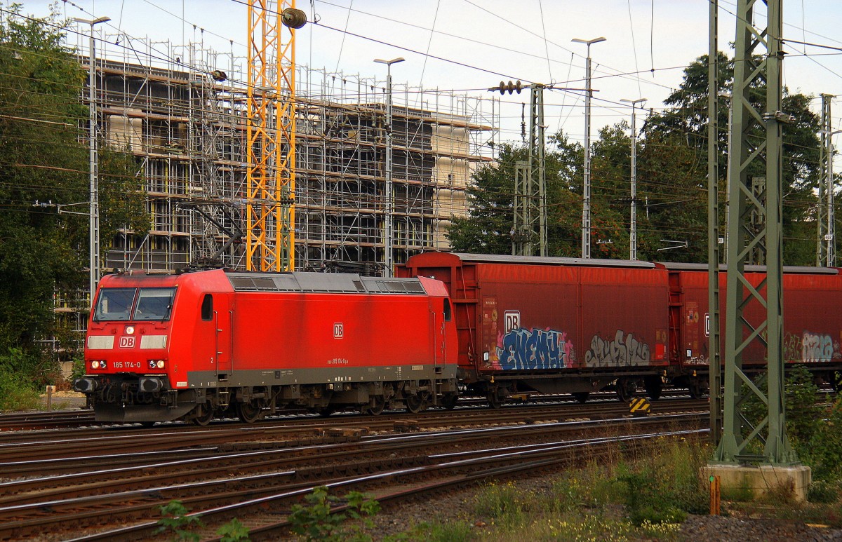 185 174-0 DB kommt aus Richtung Köln,Aachen-Hbf,Aachen-Schanz mit einem langen Autologistikzug aus Heilbronn nach Ruisbroek(B) und fährt in Aachen-West ein.
Aufgenommen vom Bahnsteig in Aachen-West in der Abendsonne am Abend vom 27.8.2014.
