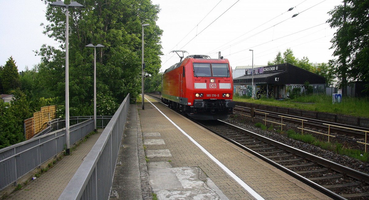 185 176-5 DB kommt als Lokzug die Kohlscheider-Rampe hoch aus Richtung Neuss und fährt in Richtung Aachen-West und fährt durch Kohlscheid.
Bei Sonne und Wolken am Morgen vom 29.5.2015.