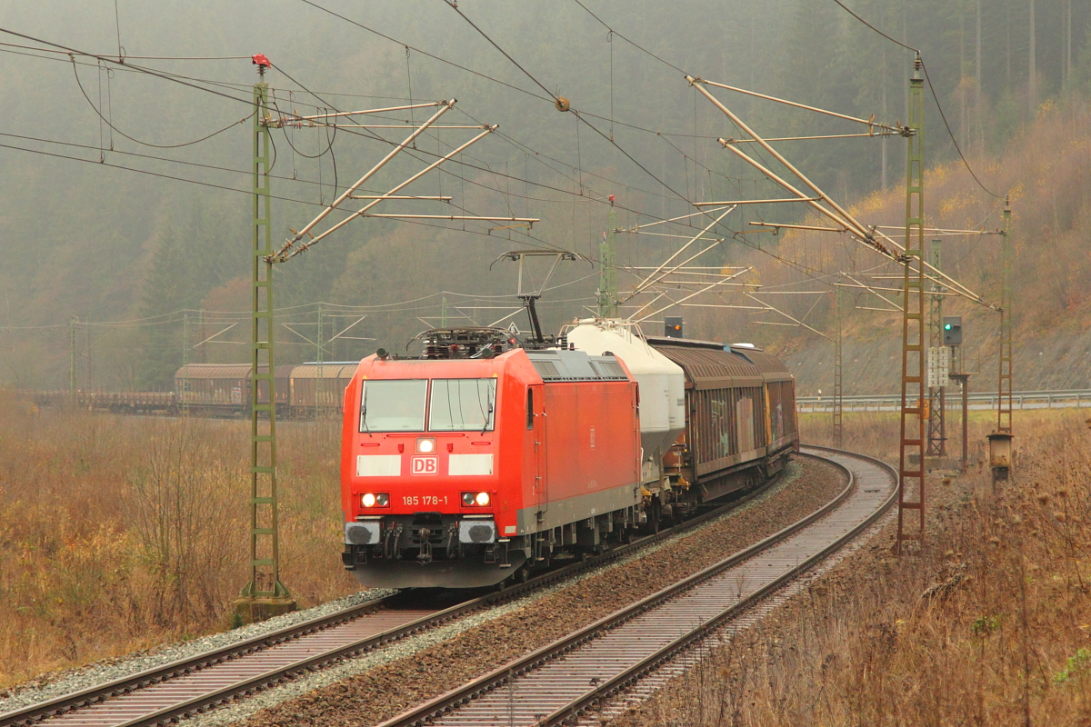 185 178-1 DB Cargo bei Förtschendorf im Frankenwald am 24.11.2016.