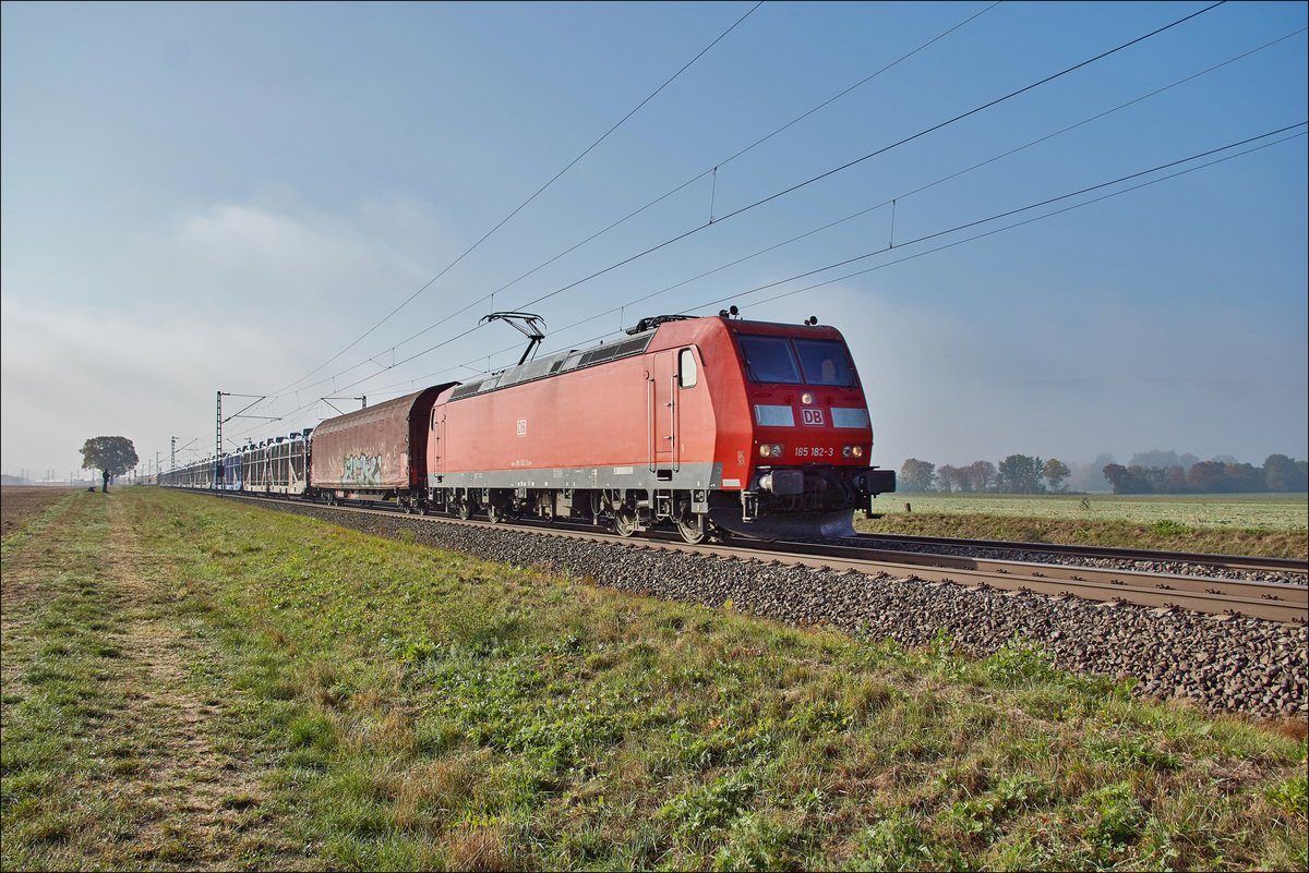 185 182-3 ist am 10.10.2018 mit einen Autozug in Richtung Norden unterwegs,gesehen bei Retzbach-Zellingen.
