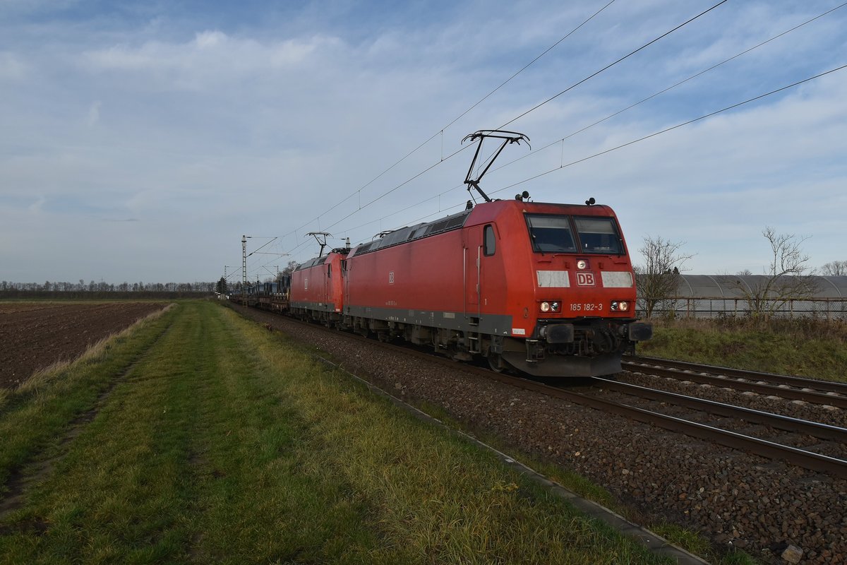 185 182-3 mit einer mir unbekannt geblieben Schwesterlok samt einem Stahlcoilzug am Haken gen Neuss fahrend bei Kaarst Broicherseite. 1.12.2018