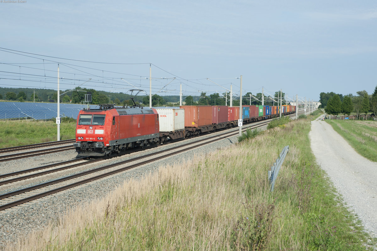 185 185-6 mit einem Containerzug Richtung Augsburg bei Hattenhofen, 22.08.2017