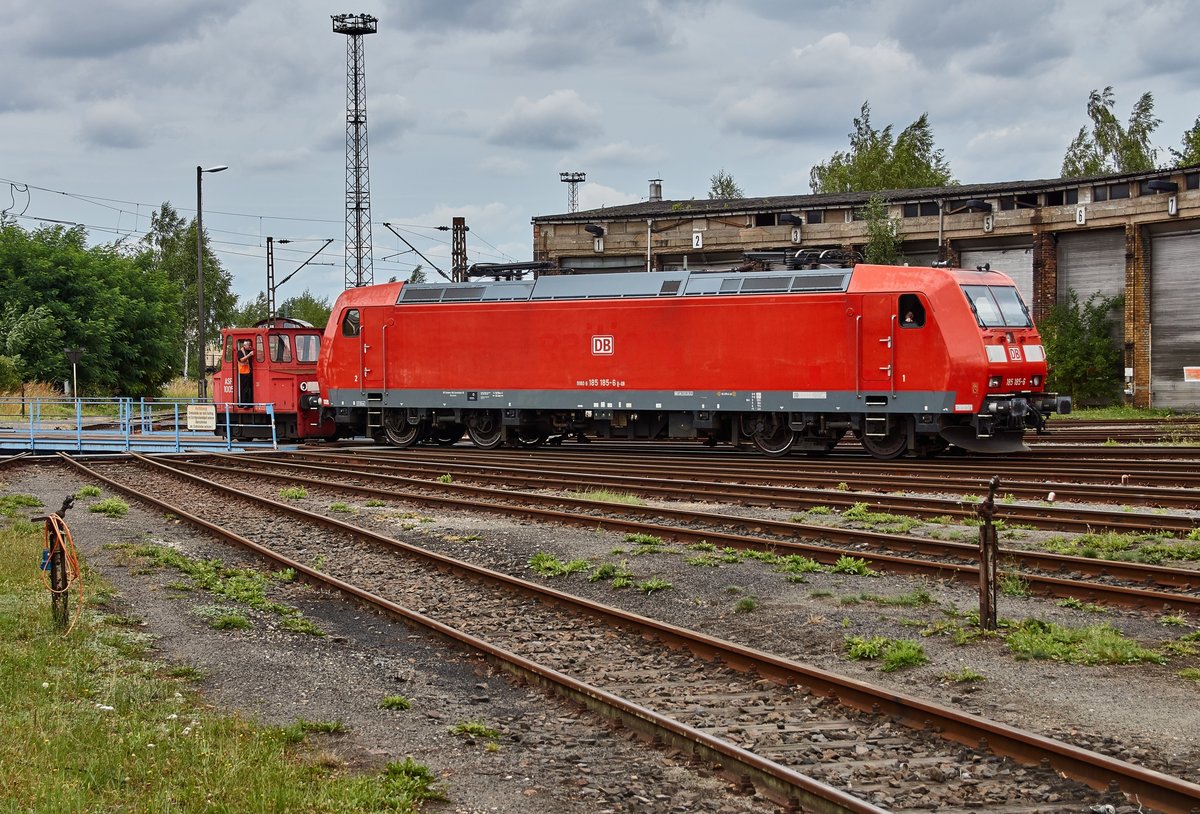 185 185-6 wird im Bw Engelsdorf auf ein Ruhegleis geschoben gesehen am 14.07.16.Abgelichtet wurde das Bild von einer öffentlichen Straße gemacht.Dieses Bild wurde von einem öffentlichen Bahnhof der hinter mir liegt gemacht dort gibt es auch einen öffentlichen Parkplatz.Das betreten der Lok Abstellfläche ist nicht gestattet.