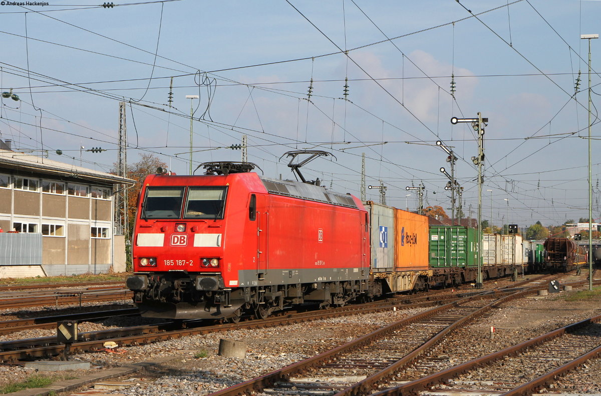 185 187-2 mit KT 50779 (Offenburg Gbf-Maschen Rbf) bei der Ausfahrt Villingen 26.9.17