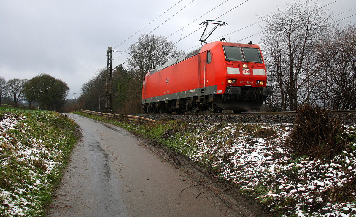 185 188-0 DB kommt von einer Schubhilfe vom Gemmenicher Tunnel zurück nach Aachen-West.
Aufgenommen an der Montzenroute am Gemmenicher-Weg.
Bei Wolken und Schnee am Kalten Vormittag vom 28.12.2017.
