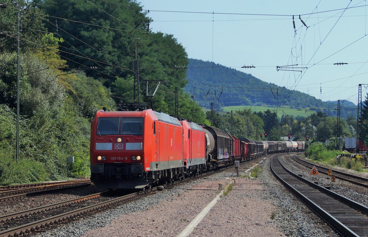 185 194 und 185 266 mit Güterzug bei der Durchfahrt durch den Bahnhof Laufach/Ufr. (Strecke Würzburg-Aschaffenburg).