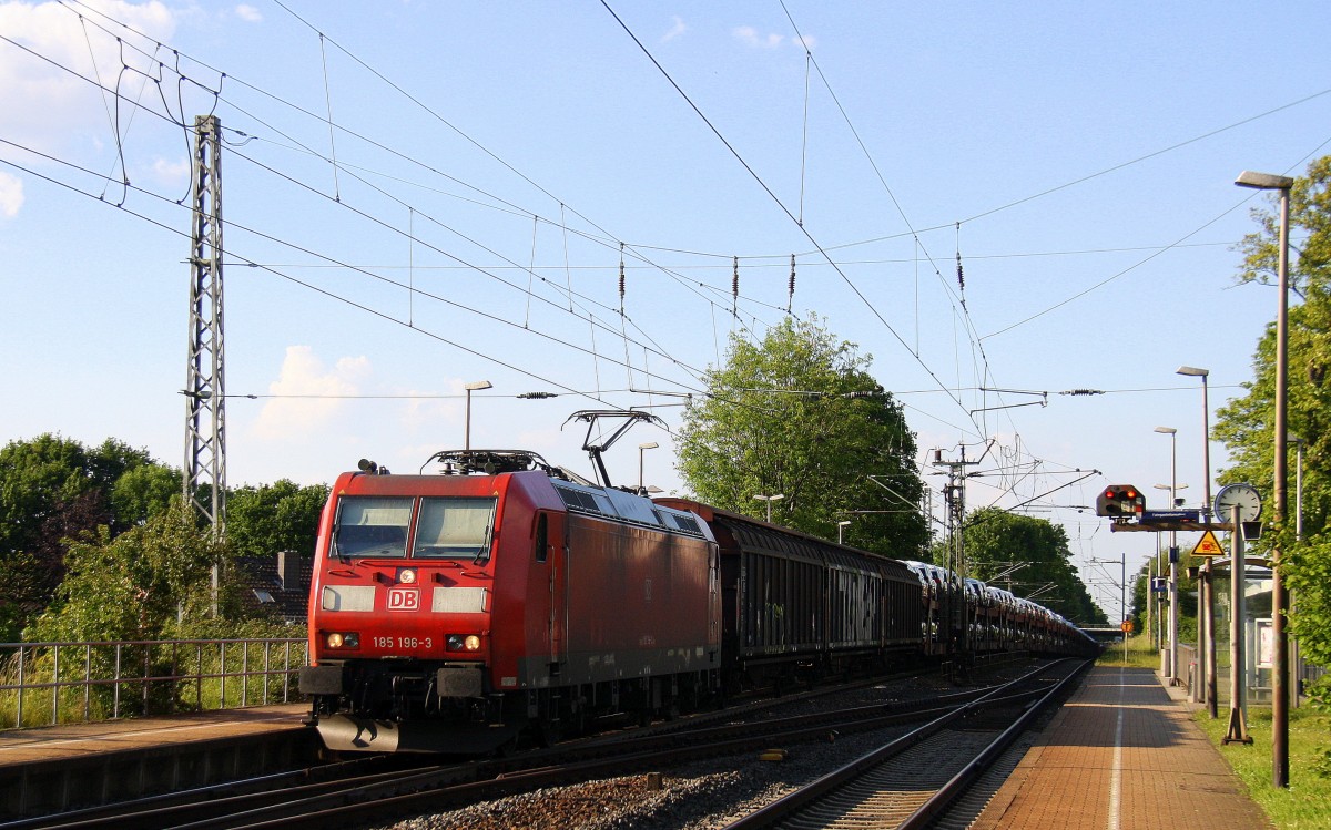 185 196-3 DB  kommt durch Kohlscheid mit einem langen gemischten Güterzug aus Osnabrück nach Kortenberg-Goederen(B) und fährt die Kohlscheider-Rampe hoch nach Aachen-West ujnd fährt in Richtung Richterich,Laurensberg,Aachen-West. 
Bei Sommerwetter am Abend vom 19.5.2014. 