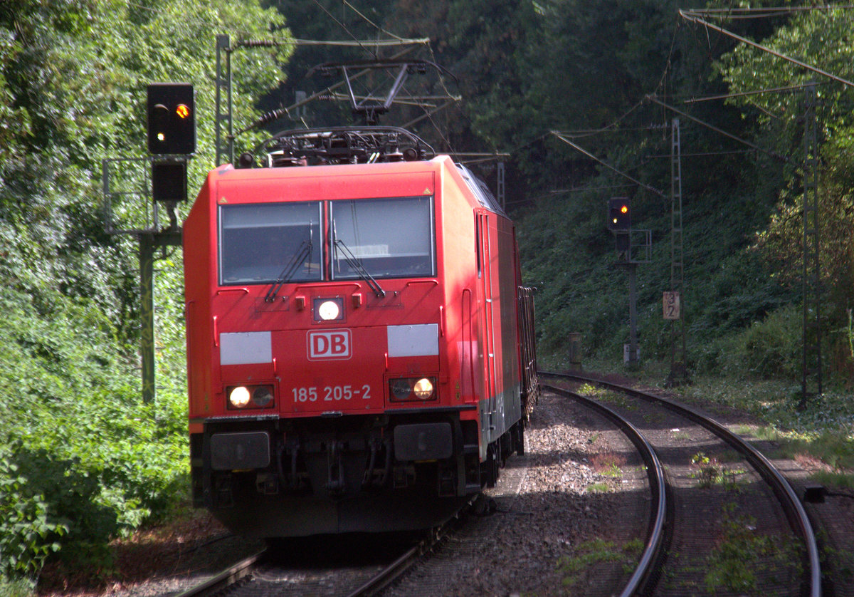 185 205-2 DB kommt aus Richtung Köln,Aachen-Hbf und fährt durch Aachen-Schanz mit einem Güterzug aus Köln-Gremberg nach Antwerpen-Noord(B)  in Richtung Aachen-West. 
Aufgenommen vom Bahnsteig von Aachen-Schanz. 
Bei Sommmwetter am Nachmittag vom 7.8.2018.
