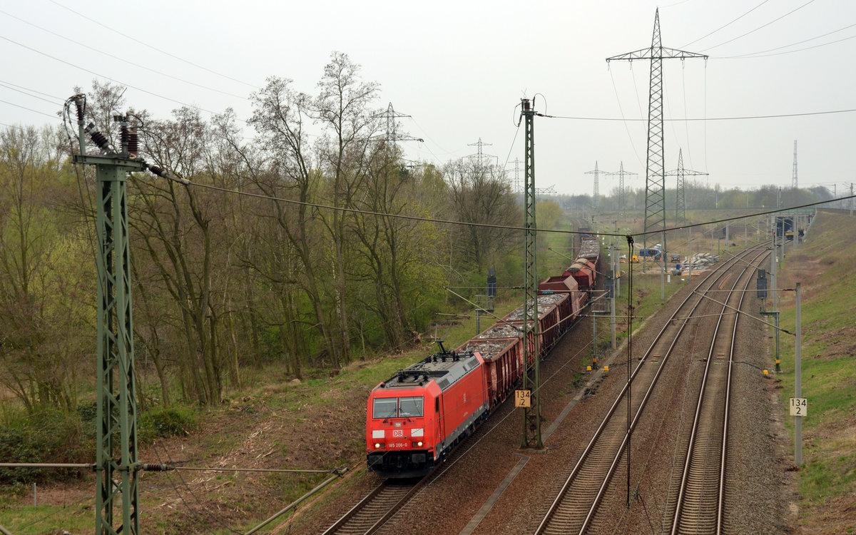 185 206 führte am 05.04.17 einen gemischten Güterzug durch Holzweißig Richtung Bitterfeld. Im Hintergrund ist das Baufeld zu erkennen auf welchem die Weichen für den Austausch zusammengebaut wurden.