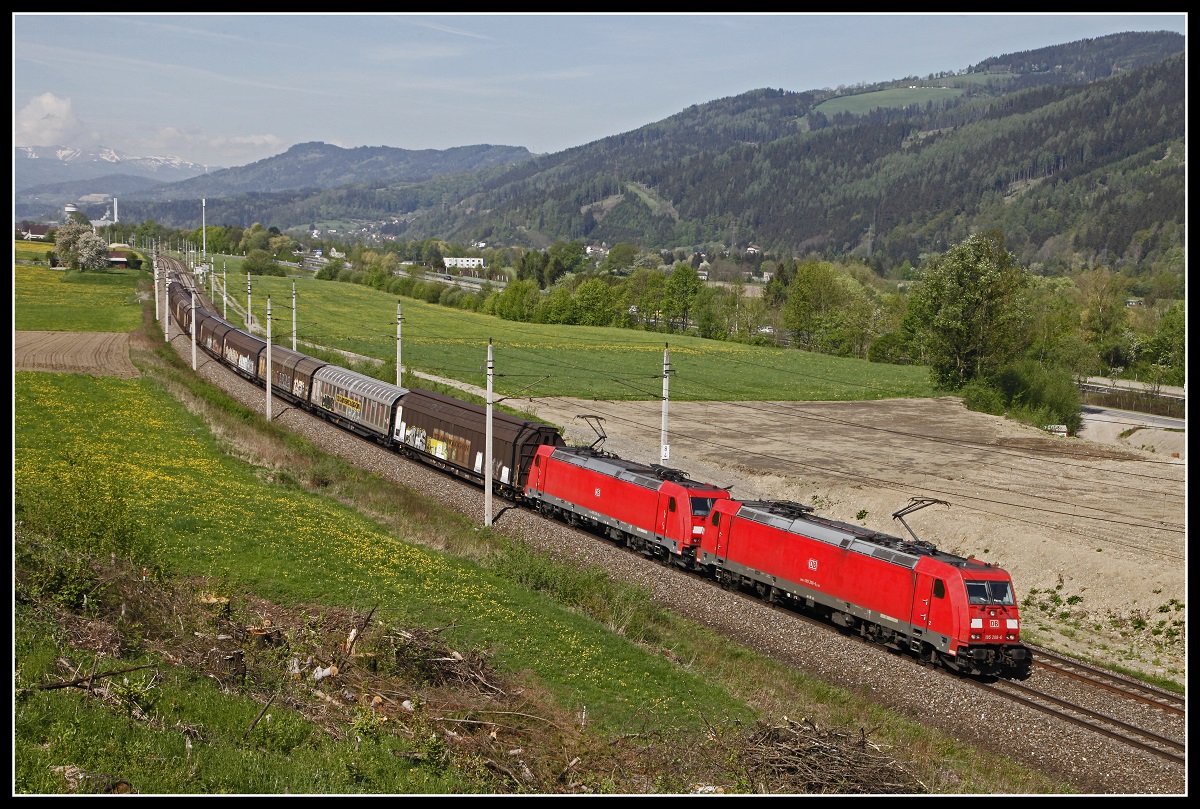 185 208 + 185 339 ziehen am 25.04.2018 einen Güterzug bei Niklasdorf durchs Murtal.