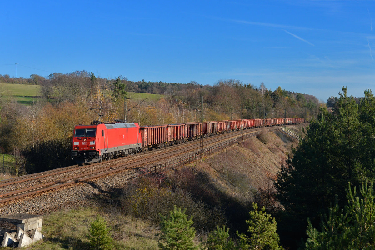 185 215 mit einem Güterzug am 16.11.2015 bei Laaber. 