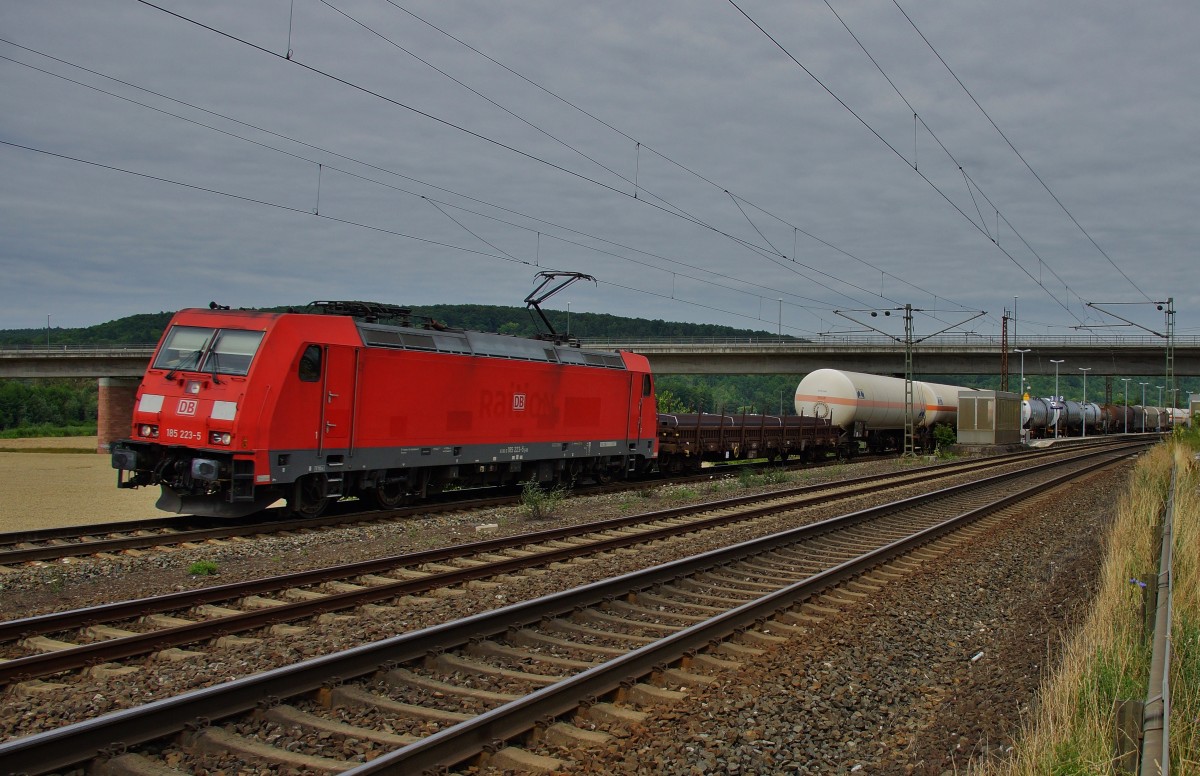 185 223-5 mit einen gemischten Güterzug bei Retzbach-Zellingen am 16.07.14.