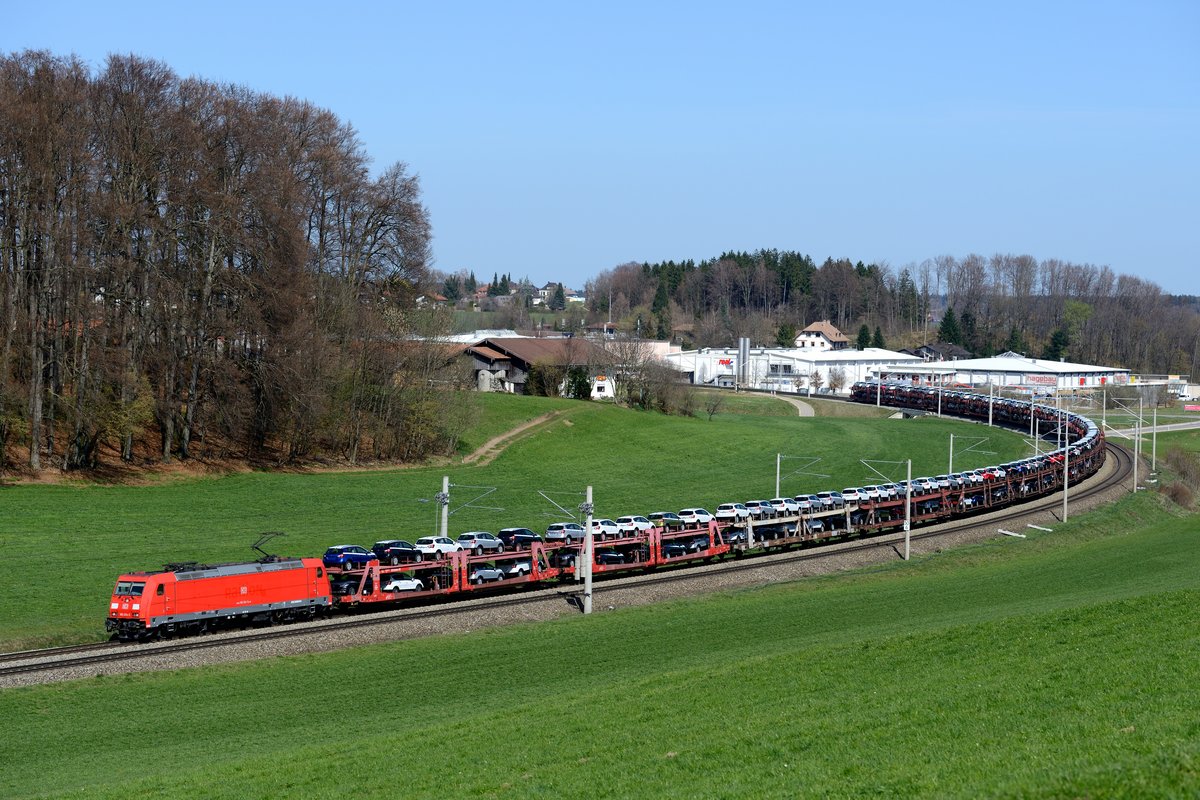 185 224 brachte eine Ladung in Ungarn produzierter Suzuki SUVs nach Deutschland, der Zug konnte am 30. März 2014 bei Axdorf fotografiert werden.