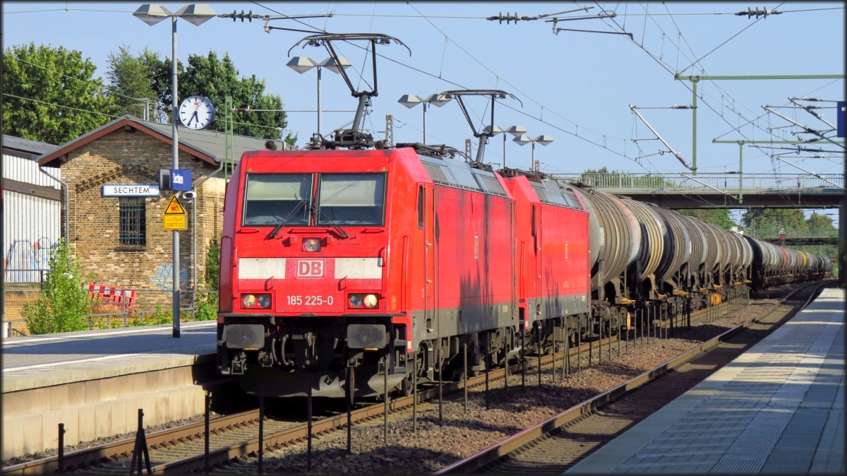 185 225-0 und Schwesterlok ziehen ihren Kesselwagenzug durch den Bahnhof von Sechtem, gelegen an der linken Rheinstrecke zwischen Brühl und Bonn. Hier zu sehen bei der Durchfahrt am 18.August 2018.