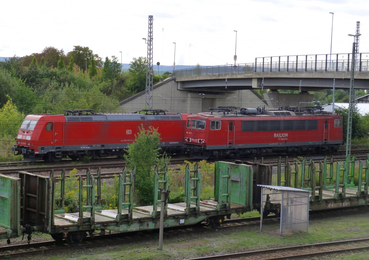 185 229-2 und 155 122-5 am 21.09.2013 unterhalb der Zeppelinbrcke im Bahnhof Nordhausen