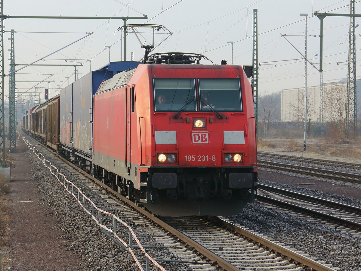 185 231-8 mit einem Güterzug durchfährt den Hauptbahnhof von Magdeburg am 17. Februar 2018 auf Gleis 10.