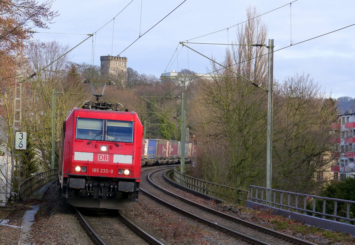 185 235-9  DB kommt aus Richtung Aachen-West mit einem LKW-Zug aus Zeebrugge-Ramskapelle(B) nach Novara(I) und fährt durch Aachen-Schanz in Richtung Aachen-Hbf,Aachen-Rothe-Erde,Stolberg-Hbf(Rheinland)Eschweiler-Hbf,Langerwehe,Düren,Merzenich,Buir,Horrem,Kerpen-Köln-Ehrenfeld,Köln-West,Köln-Süd.
Aufgenommen vom Bahnsteig von Aachen-Schanz. 
Bei Sonnenschein am Morgen vom 8.3.2018.