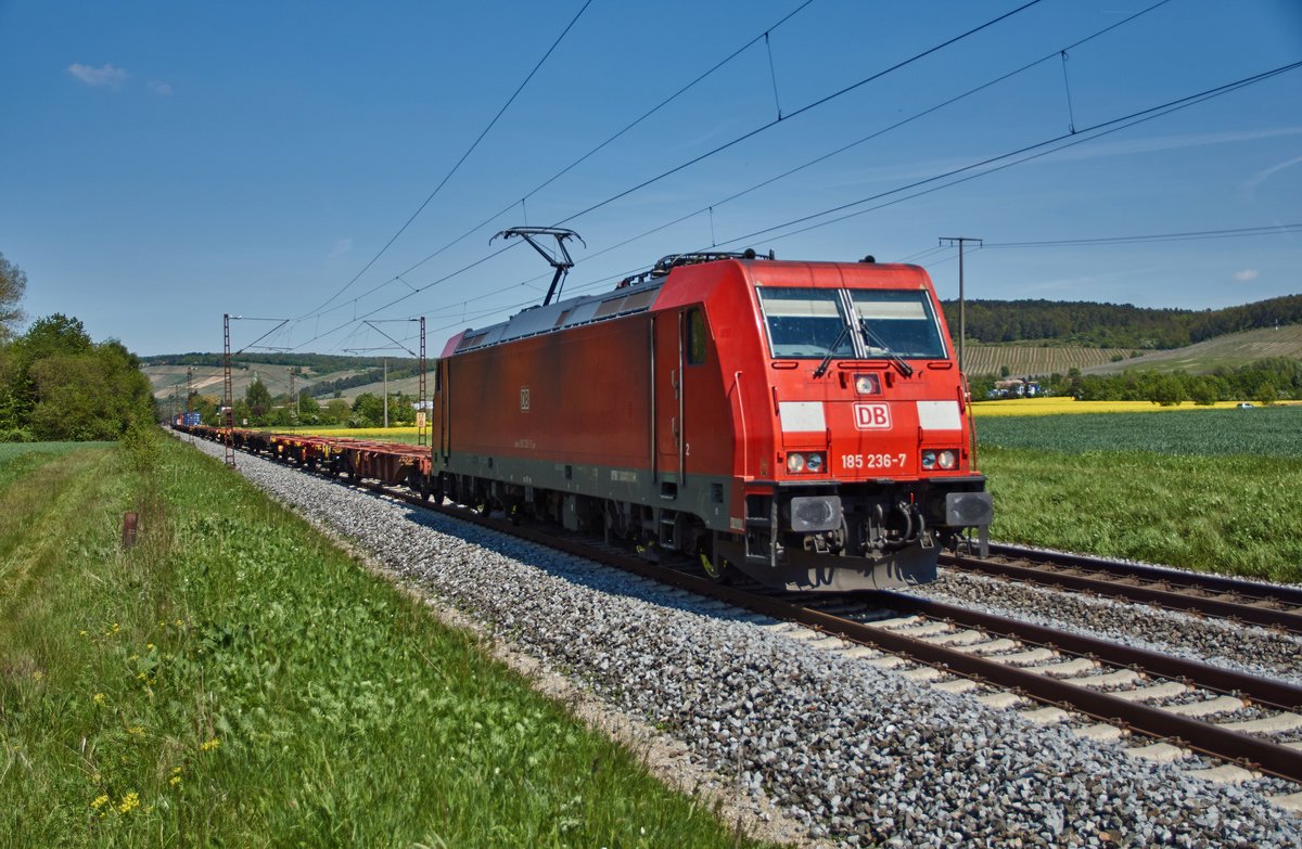 185 236-7 ist mit einen fast leeren Containerzug am 10.05.2017 in Richtung Würzburg/M. bei Retzbach-Zellingen unterwegs.