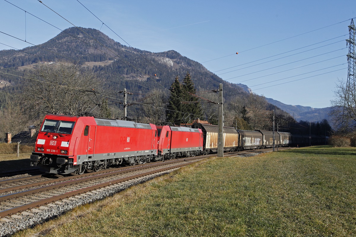 185 239 + 185.... mit Güterzug nahe Frohnleiten am 27.12.2015.