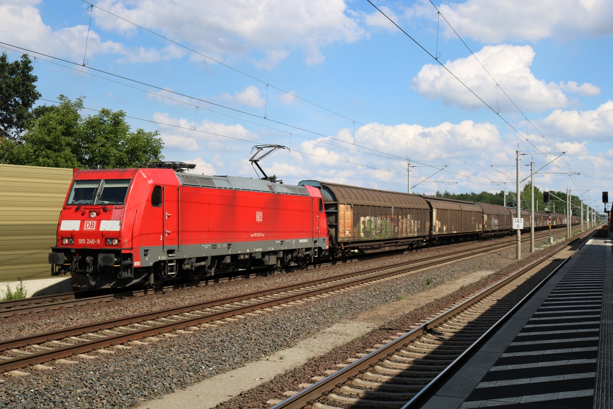 185 240-9 DB als Gz durchfährt den Bahnhof Radbruch auf der Bahnstrecke Hannover–Hamburg (KBS 110) Richtung Hamburg. [6.7.2017 - 16:05 Uhr]