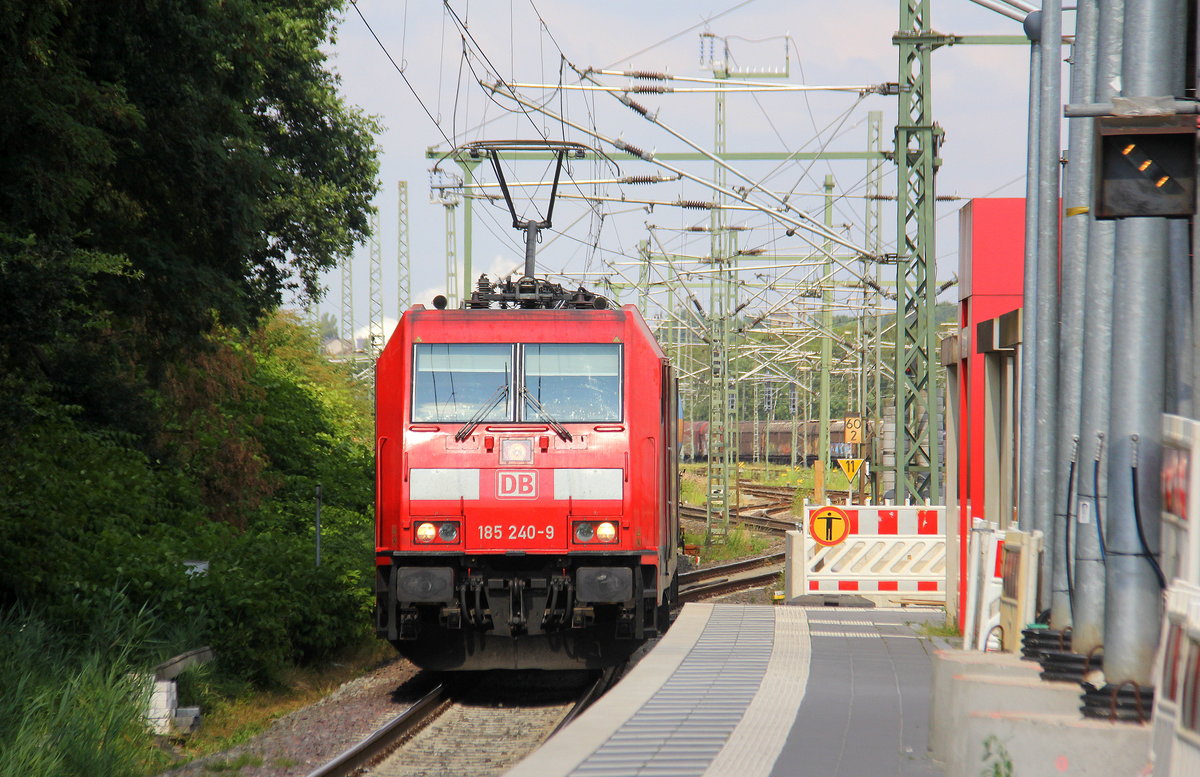 185 240-9 DB  kommt mit einem Güterzug aus  Ludwigshafen-BASF(D) nach  Antwerpen-BSAF (B) und kommt aus Richtung und kommt aus Köln-Süd,Köln-West,Köln-Ehrenfeld,Kerpen,Horrem,Buir,Merzenich,Düren,Langerwehe,Eschweiler-Hbf und fährt durch Stolberg-Rheinland-Hbf in  Richtung Aachhen-Eilendorf,Aachen-Rothe-Erde,Aachen-Hbf,Aachen-Schanz,Aachen-West. 
Aufgenommen vom Bahnsteig 1 in Stolberg-Hbf.
Bei Sommerwetter am Nachmittag vom 17.7.2018.