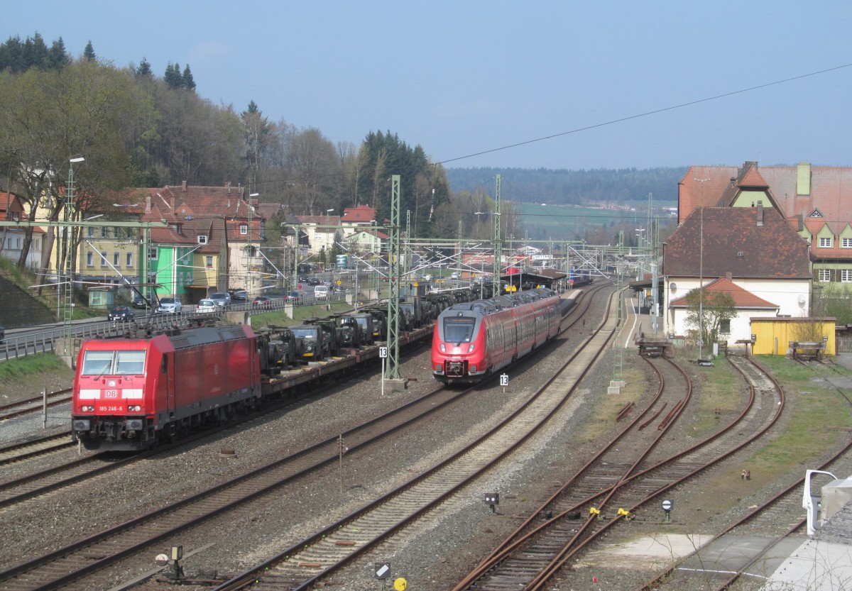 185 246-6 zieht am 02. April 2014 einen Militärzug durch Kronach in Richtung Lichtenfels.