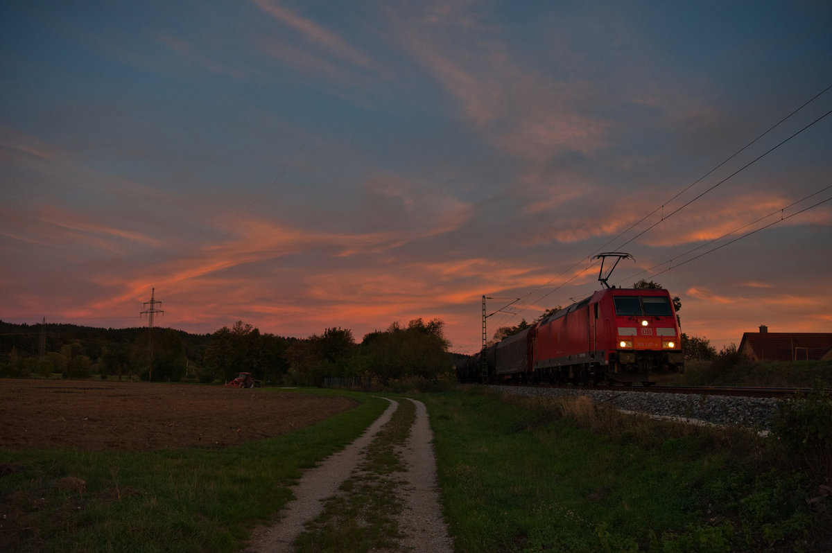 185 247 mit einem gemischten Güterzug in der Abenddämmerung bei Postbauer-Heng Richtung Nürnberg, 26.09.2018