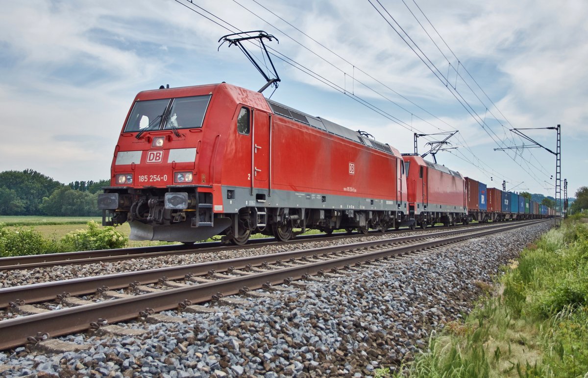 185 254-0 +185 372-0 sind mit einen Containerzug in Richtung Norden unterwegs,gesehen am 23.05.2018 bei Friedland.