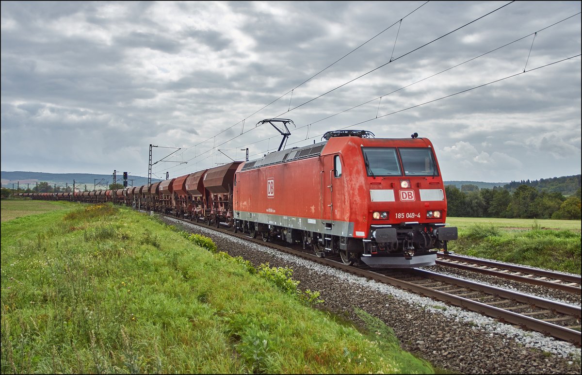 185 254-0 ist mit einen Schüttgutzug bei Retzbach am 07.09.2017 zu sehen.