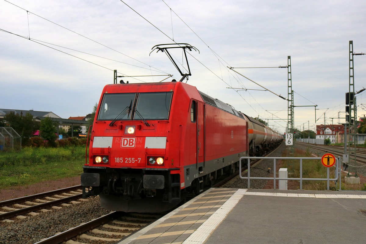 185 255-7 DB als Kesselzug durchfährt den Bahnhof Merseburg auf der Bahnstrecke Halle–Bebra (KBS 580) Richtung Halle (Saale). [9.9.2017 | 11:12 Uhr]