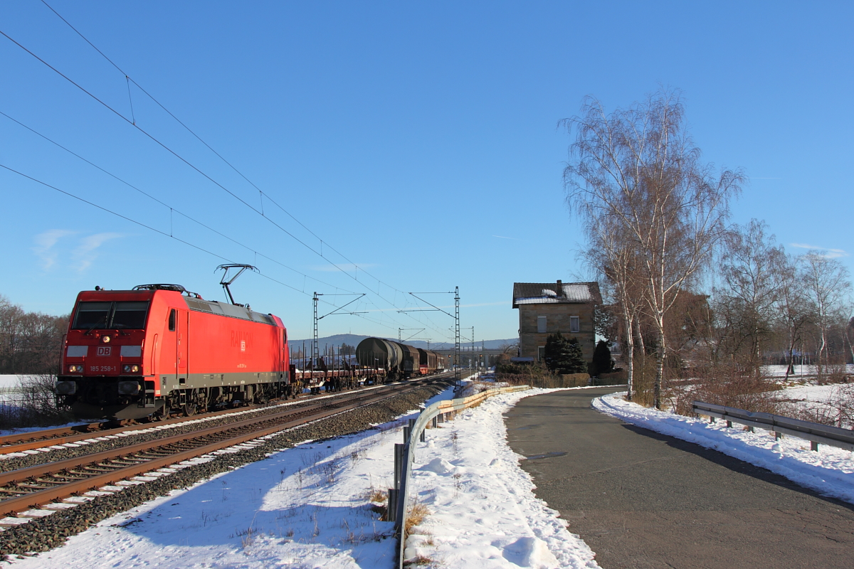 185 258-1 DB Cargo bei Oberlangenstadt am 19.01.2017.