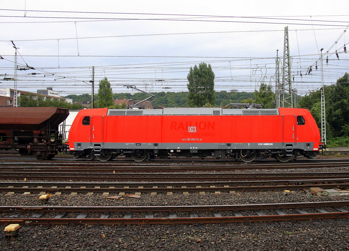 185 262-3 DB fährt mit einem langen Kohlenzug aus Gent-Zeehaven(B) nach Garching(D) bei der Ausfahrt aus Aachen-West und fährt in Richtung Aachen-Schanz,Aachen-Hbf,Köln. 
Aufgenommen vom Bahnsteig in Aachen-West bei Regenwolken am Abend vom 8.8.2014.