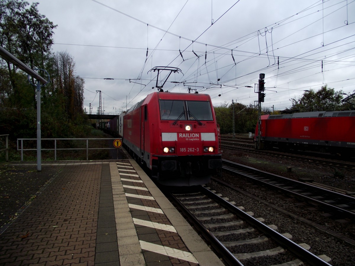 185 262-3 mit Containerzug am 07.11.13 in Hanau Hbf 