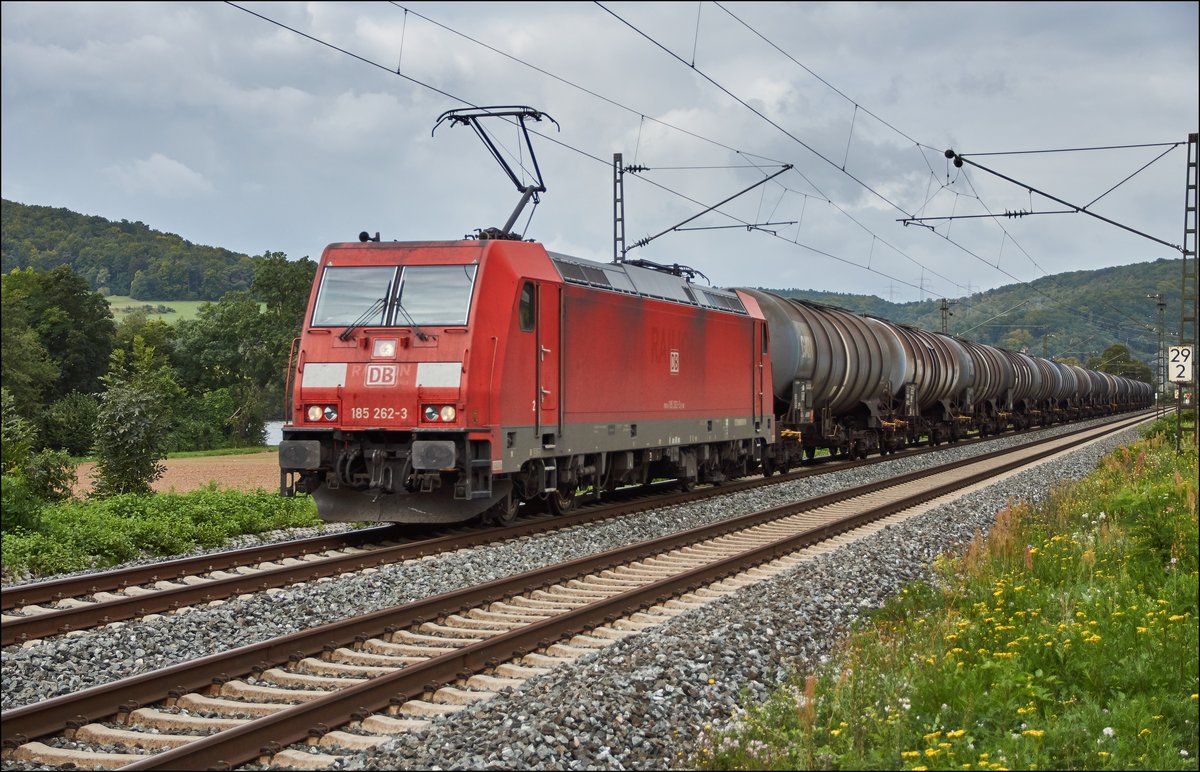 185 262-3 ist mit seinen Kesselzug in Richtung Würzburg unterwegs,gesehen bei Gambach am 07.09.2017.