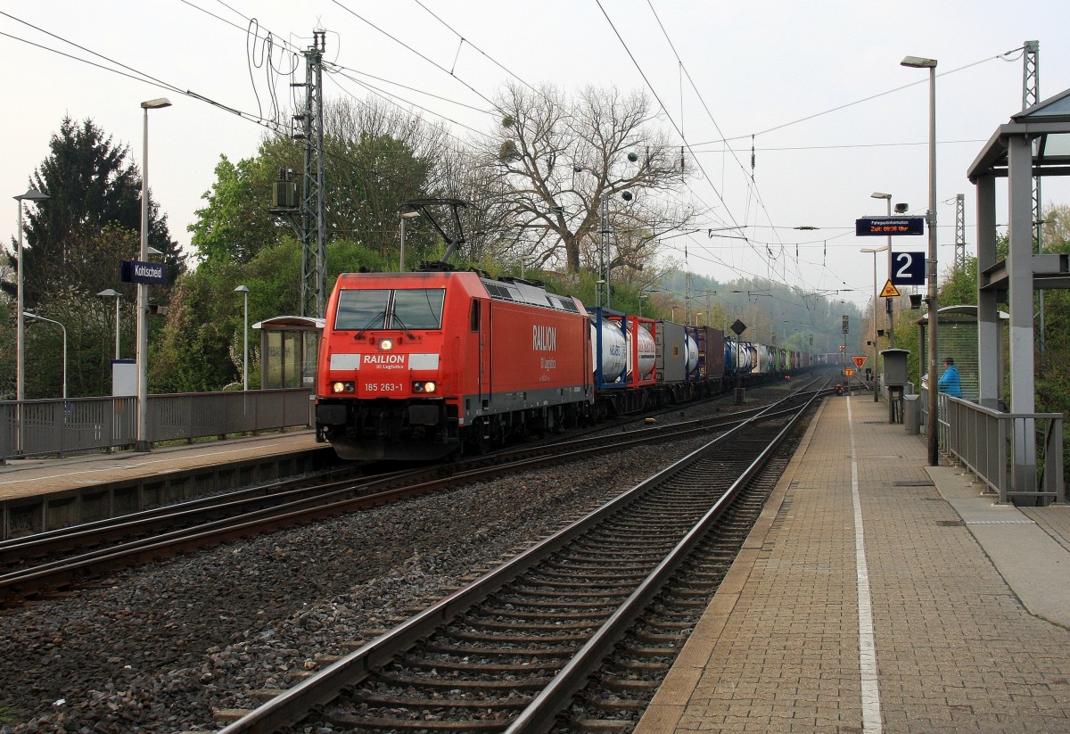 185 263-1 von Railion kommt aus Richtung Aachen-West mit eienem langen Containerzug aus Aachen-West nach Neuss und fährt in Richtung Herzogenrath,Neuss.
Aufgenommen bei der Durchfahrt durch Kohlscheid bei Sonne und Wolken am Morgen vom 11.4.2014.