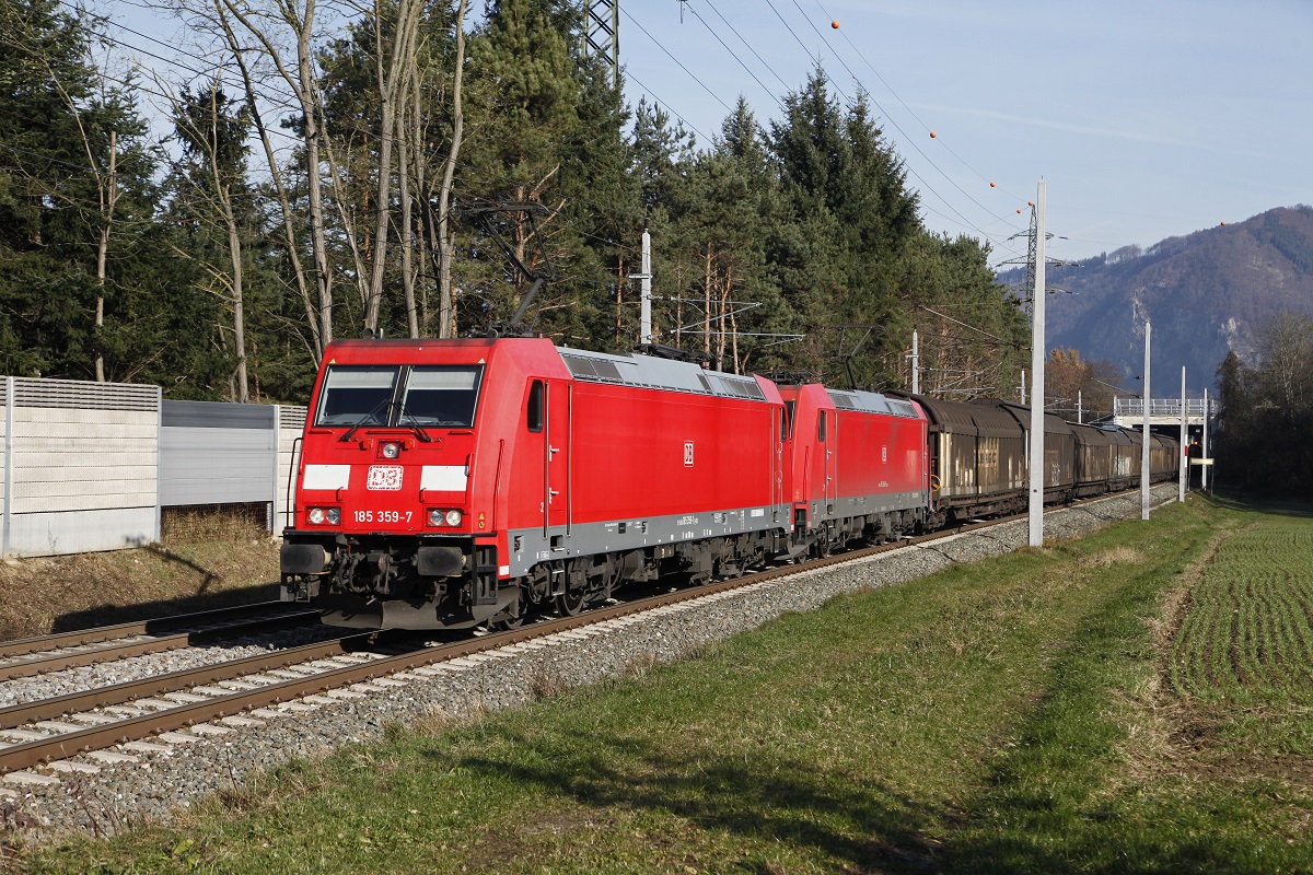 185 269 + 185 268 mit Güterzug bei Stübing am 15.11.2016.