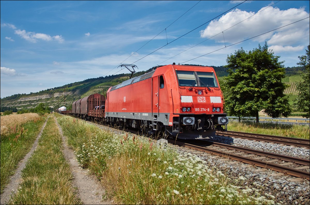 185 274-8 ist mit einen gemischten Güterzug bei Thüngersheim am 05.07.2017 zu sehen.