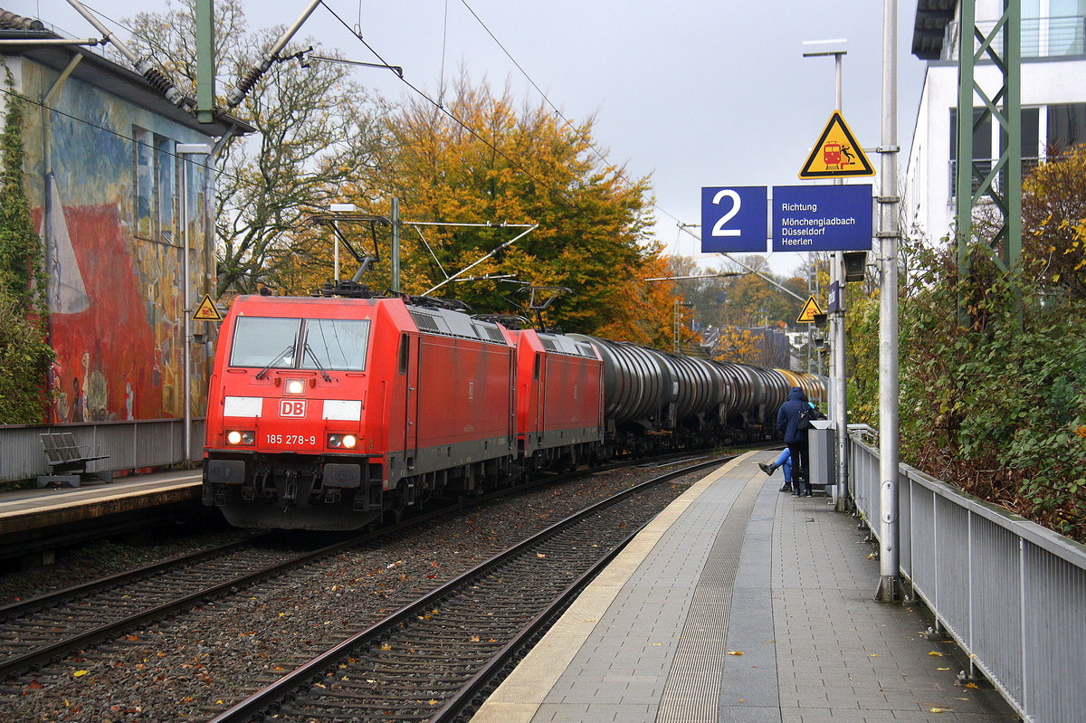 185 278-9 und 185 250-8 beide von DB und fahren durch Aachen-Schanz mit einem langen Ölzug aus Antwerpen-Petrol(B) nach Basel(CH) und kommen aus Richtung Aachen-West in Richtung Aachen-Hbf,Aachen-Rothe-Erde,Stolberg-Hbf(Rheinland)Eschweiler-Hbf,Langerwehe,Düren,Merzenich,Buir,Horrem,Kerpen-Köln-Ehrenfeld,Köln-West,Köln-Süd. Aufgenommen vom Bahnsteig von Aachen-Schanz.
Bei Regenwolken am Nachmittag vom 12.11.2017.
