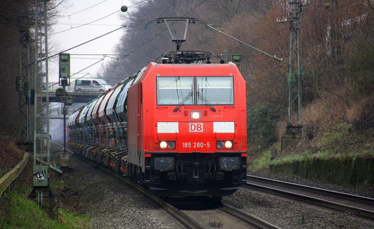 185 280-5 DB kommt die Kohlscheider-Rampe hoch aus Richtung Neuss,Herzogenrath mit einem Kurzen Kalkleerzug aus Hagen(D) nach Marche-les-Dames(B) und fährt durch Kohlscheid in Richtung Richterich,Laurensberg,Aachen-West. 
Aufgenommen von Bahnsteig 2 in Kohlscheid. 
Bei Regenwetter am Kalten Nachmittag vom 13.2.2016.